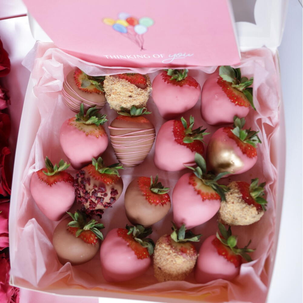 Delight your loved ones with our exquisite set featuring luscious chocolate-covered strawberries, vibrant fresh roses, and a personalized greeting card. Each juicy strawberry is hand-dipped in rich, velvety chocolate, perfectly complementing the elegance of the fresh roses. The set is thoughtfully arranged to create a stunning and heartfelt gift, ideal for any special occasion.