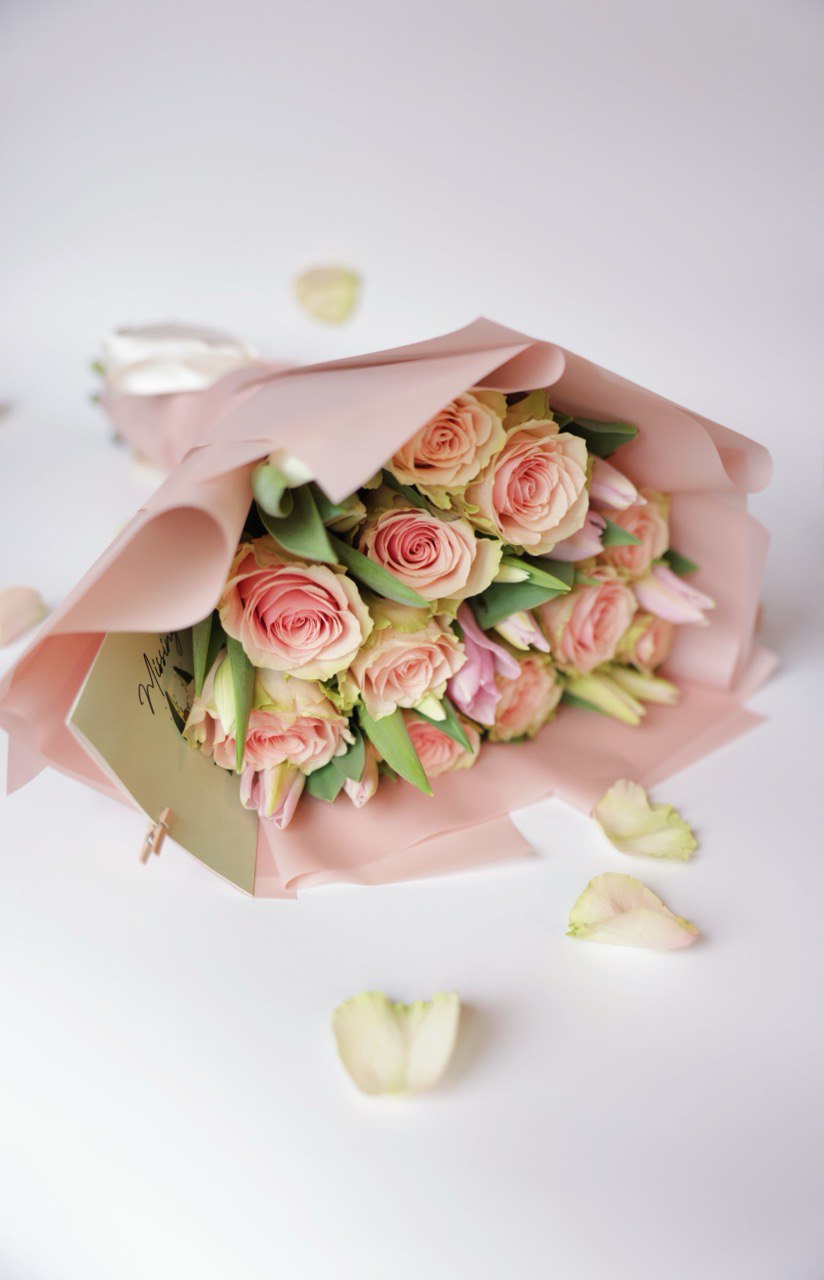 Brighten someone's day with our beautiful bouquet of roses and seasonal flowers, accompanied by a personalized greeting card. This stunning arrangement features fresh, vibrant roses mixed with an assortment of seasonal blooms, creating a perfect blend of colors and fragrances. The bouquet, paired with a heartfelt greeting card, makes for an exquisite gift suitable for any special occasion.