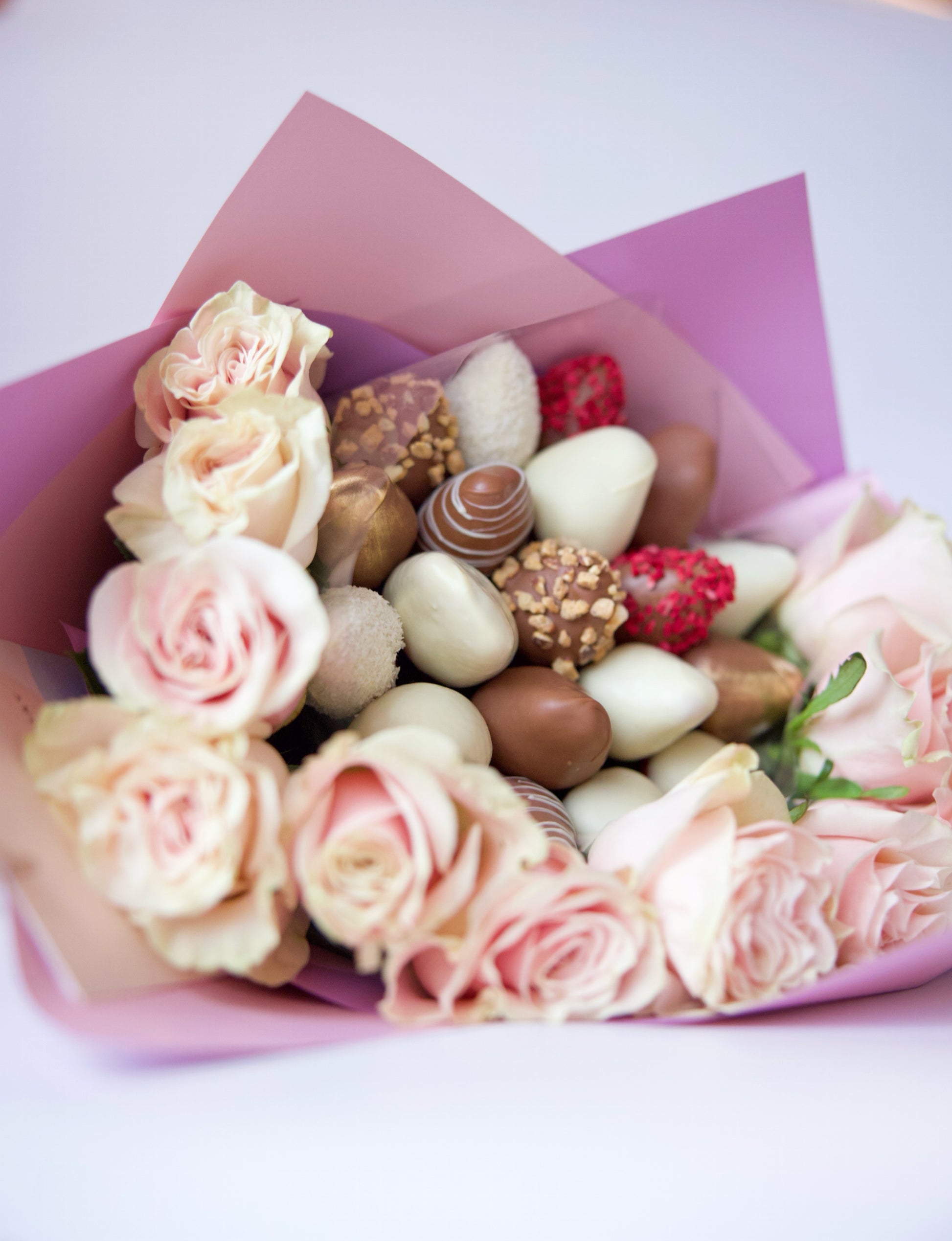 bouquet with dipped strawberries and roses New York
