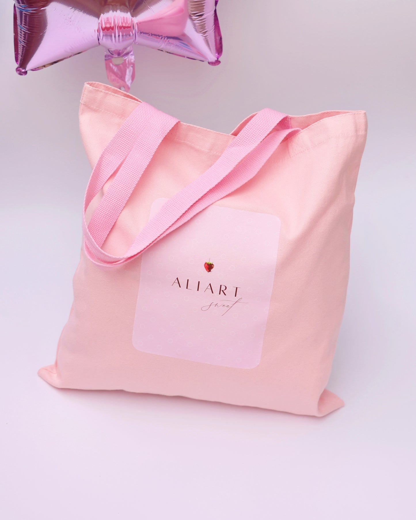 minimalist shopper bag for gifts
