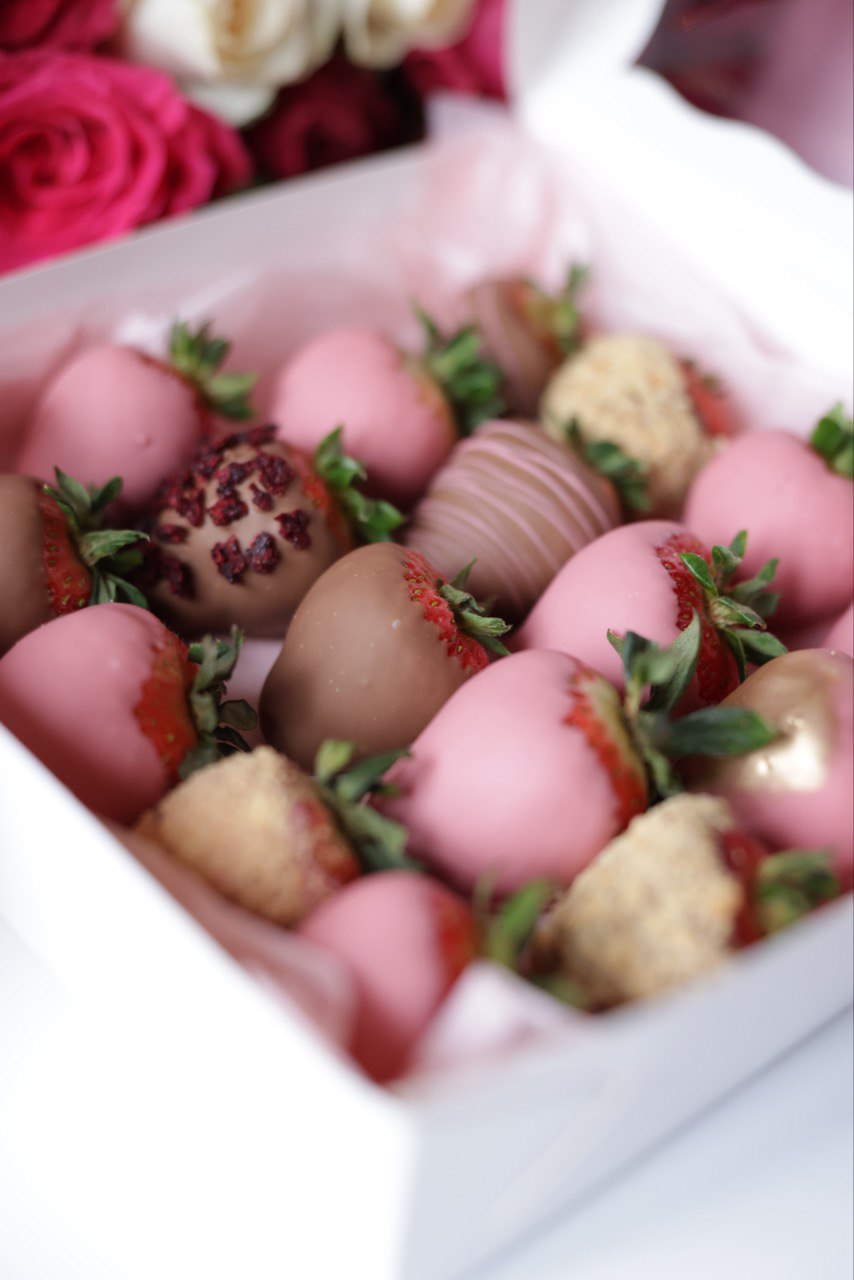 Indulge in a luxurious treat with our set of strawberries covered in rich Belgian chocolate, complemented by a personalized greeting card. Each fresh, juicy strawberry is hand-dipped in smooth, velvety chocolate, creating an exquisite blend of flavors. The set is beautifully presented, making it an ideal gift for any special occasion, ready to convey your heartfelt sentiments with elegance and sweetness.