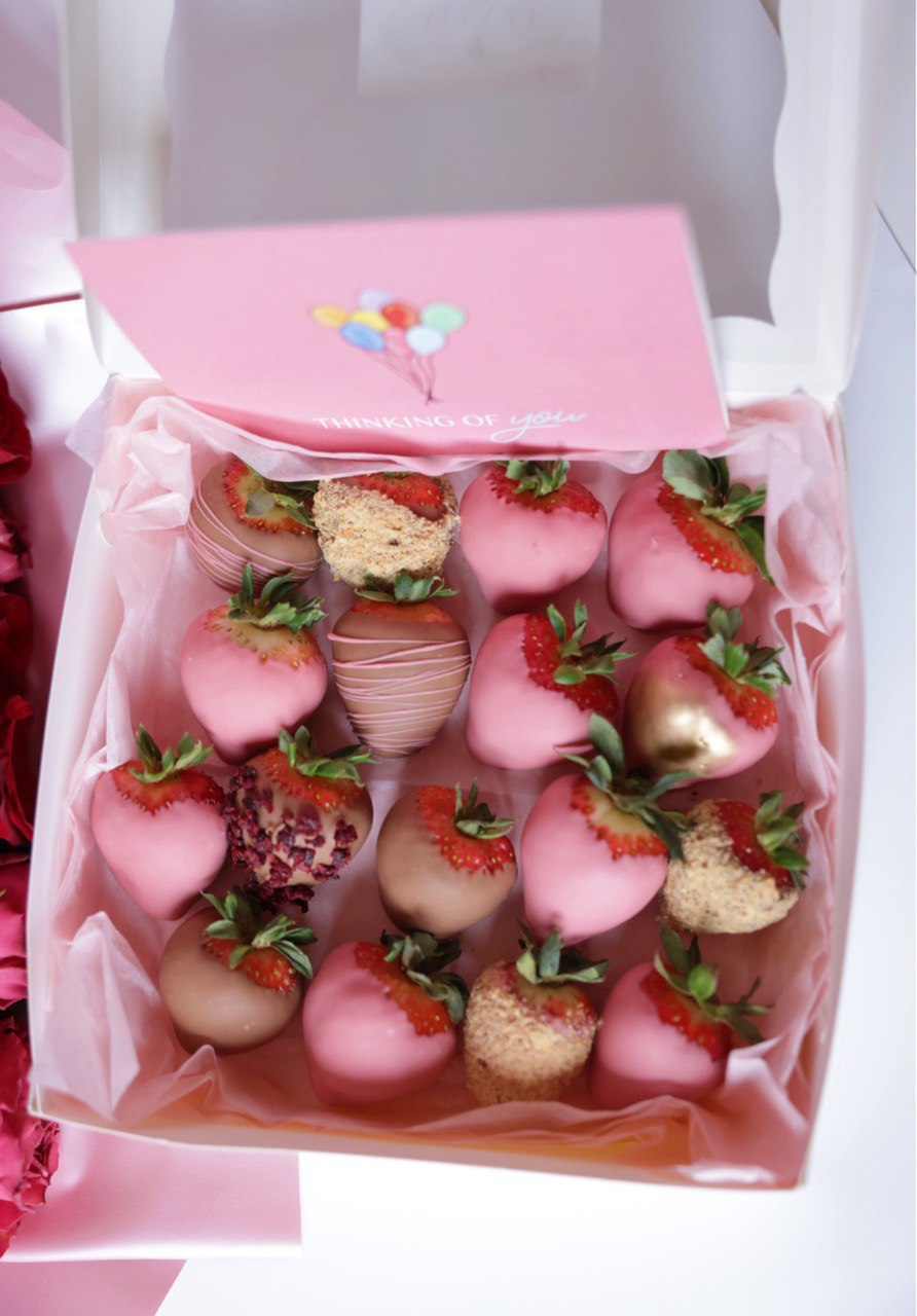 Indulge in a luxurious treat with our set of strawberries covered in rich Belgian chocolate, complemented by a personalized greeting card. Each fresh, juicy strawberry is hand-dipped in smooth, velvety chocolate, creating an exquisite blend of flavors. The set is beautifully presented, making it an ideal gift for any special occasion, ready to convey your heartfelt sentiments with elegance and sweetness.