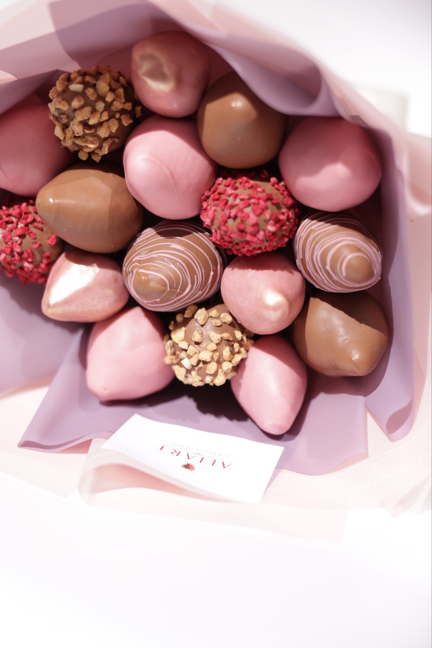 Treat someone special to our stunning bouquet of strawberries covered in decadent Belgian chocolate, accompanied by a personalized greeting card. Each juicy strawberry is hand-dipped in rich, smooth Belgian chocolate and arranged artistically to resemble a beautiful bouquet. This unique and elegant presentation, combined with a heartfelt greeting card, makes for an unforgettable gift perfect for any occasion.