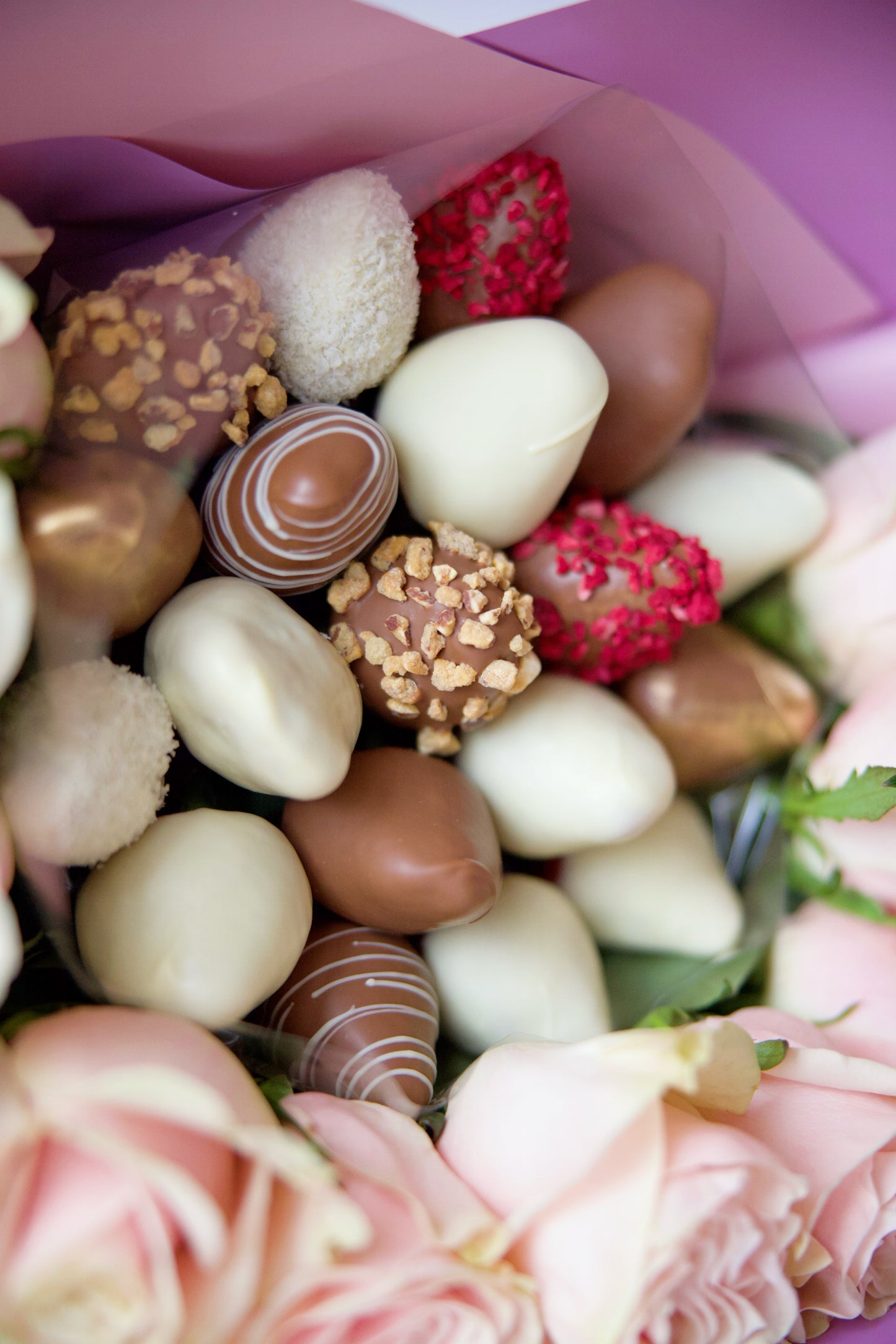 romantic strawberries and roses gift set
